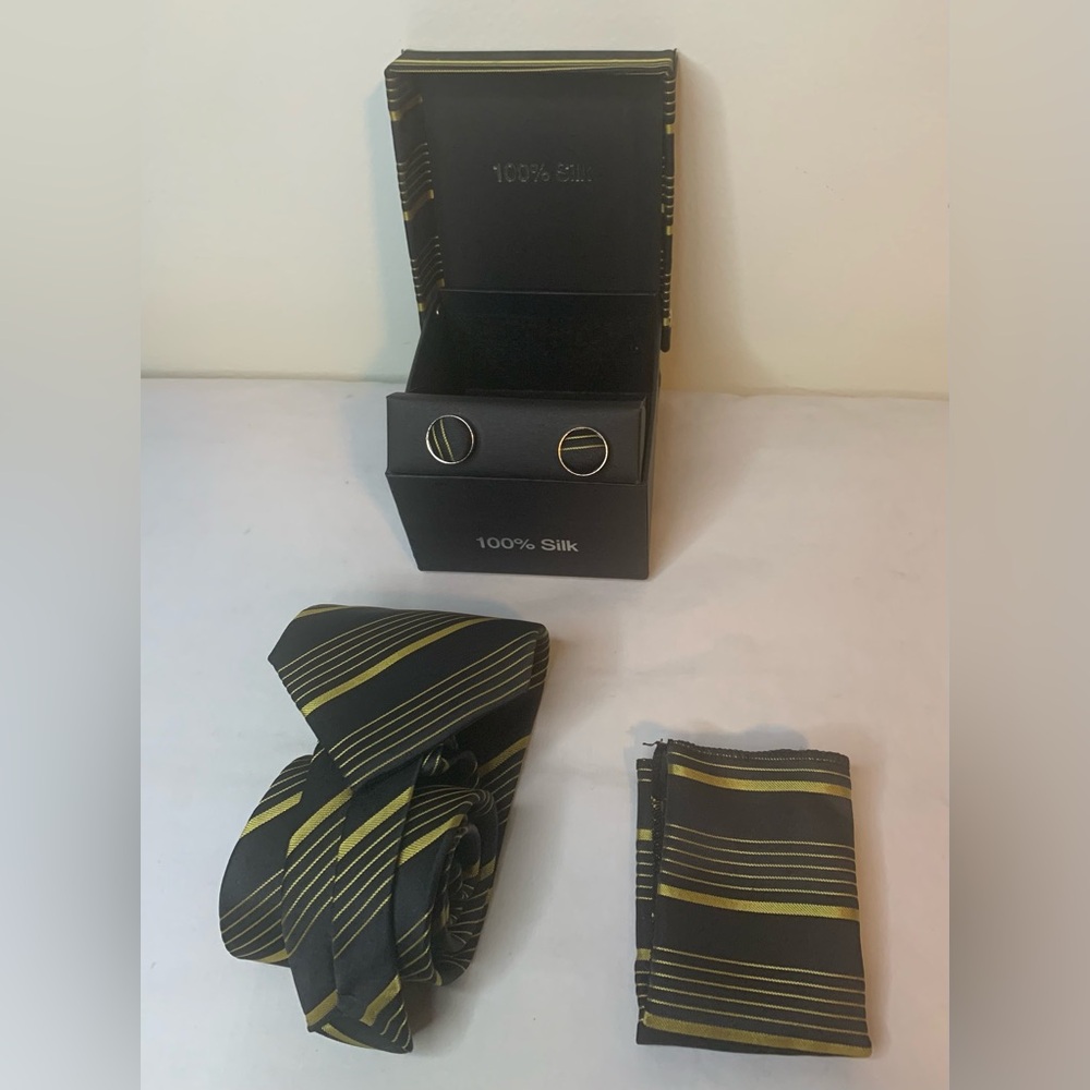 SET Tie MEN’S, cuff links handkerchiefs Elegant Black and Gold.
Excellent Gif.